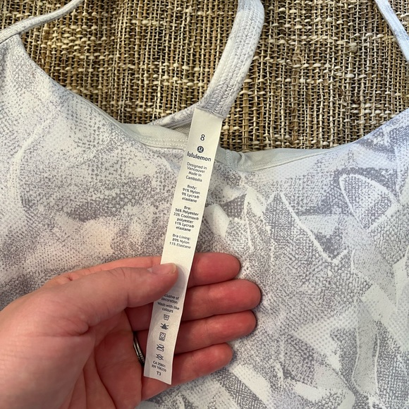 Womens size 8 lululemon tank with built in bra - Picture 2 of 3
